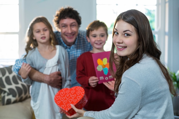 Kinderen geven cadeau aan hun moeder