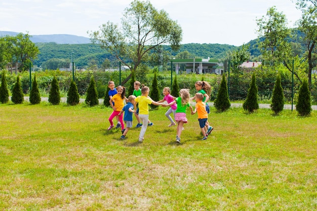 Kinderen hand in hand en dansen in de cirkel. Kunstkamp, buitenactiviteiten