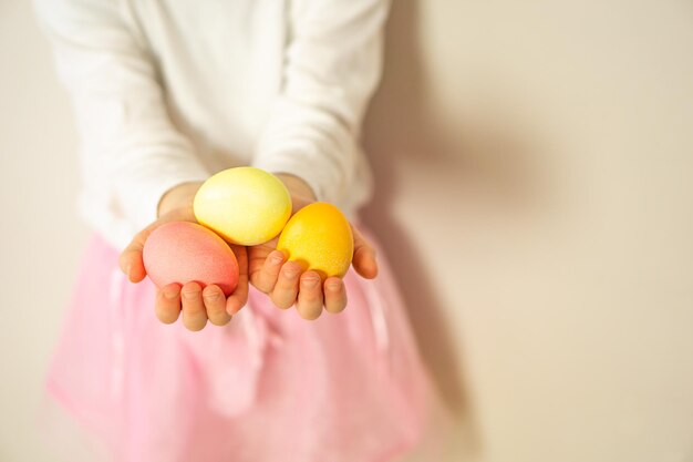 Kinderen handen met drie kleurrijke paaseieren Happy Easter Voorbereiding voor Pasen en lente