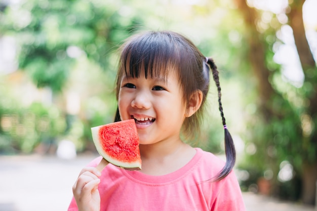 kinderen hebben plezier en vieren de hete zomervakantie door watermeloen te eten