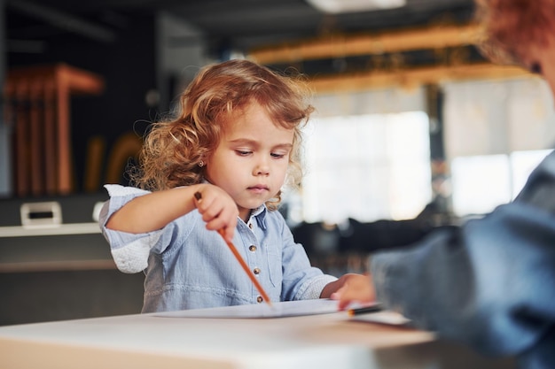 Kinderen hebben plezier in de speelkamer Educatieve spelletjes voor de kleuterschool