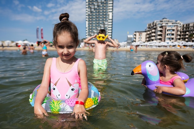 Kinderen hebben plezier in de zee op een zonnige dag