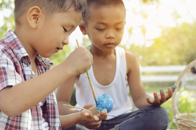 Kinderen hebben plezier met het kleuren van de eieren voor Pasen.