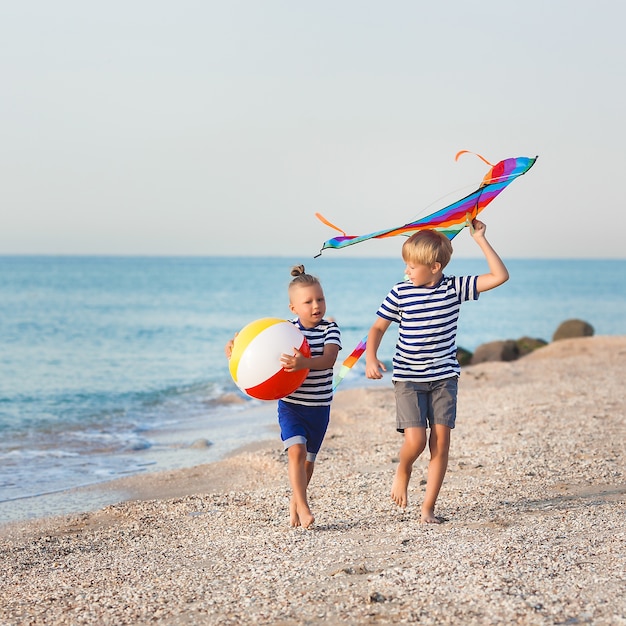 Kinderen hebben plezier op het strand