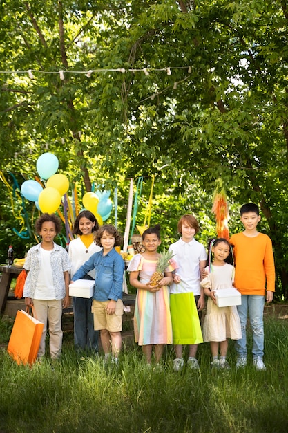 Kinderen hebben plezier op junglefeest