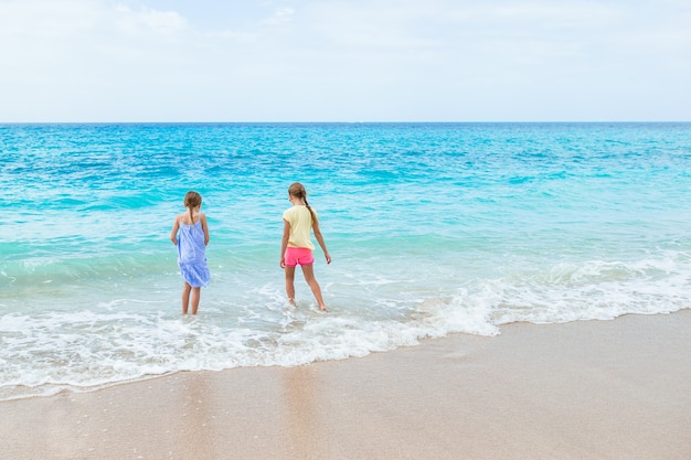 Kinderen hebben veel plezier op tropisch strand samen spelen