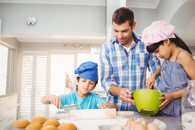 Kinderen helpen vader bij het bereiden van voedsel