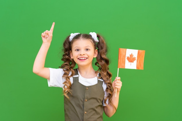 Kinderen houden de Canadese vlag vast en wijzen naar de advertentie die onderwijs krijgt in Canada