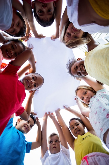 Kinderen houden doek