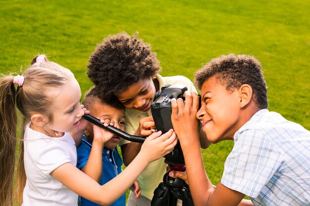 Kinderen houden een camera vast.