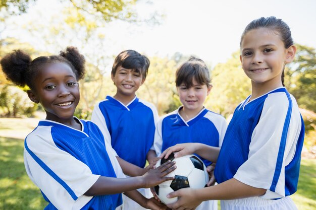 Kinderen houden van ballon tijdens een zonnige dag