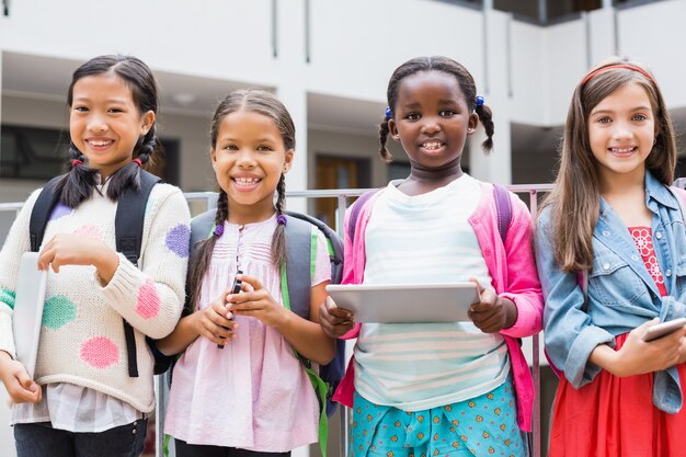 Kinderen houden van digitale tablet en mobiele telefoon op schoolterras