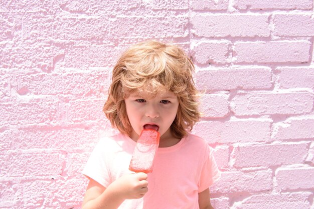 Kinderen houden van ijs op roze achtergrond.