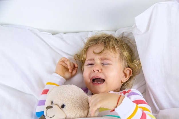 Kinderen huilen in bed Selectieve focus