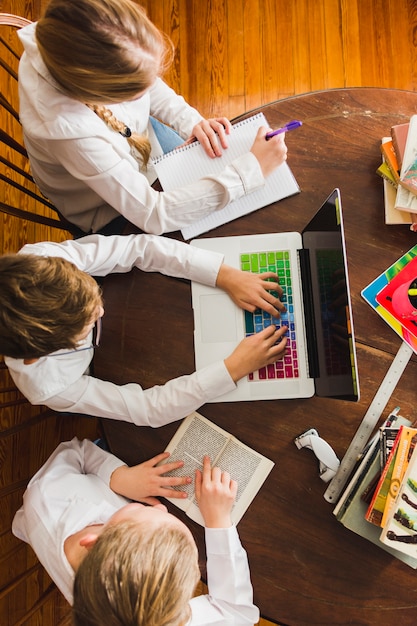 Foto kinderen huiswerk met laptop