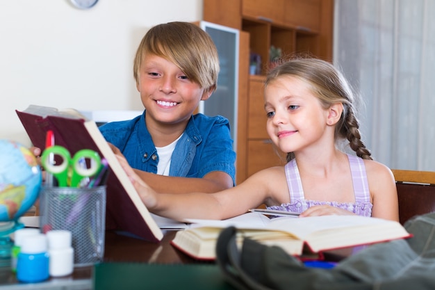 Foto kinderen huiswerk