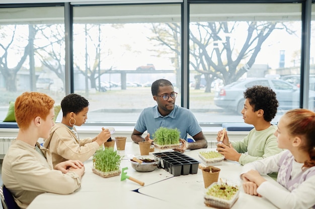 Kinderen in de biologieles