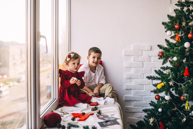 Kinderen in de buurt van de kerstboom. nieuwjaar