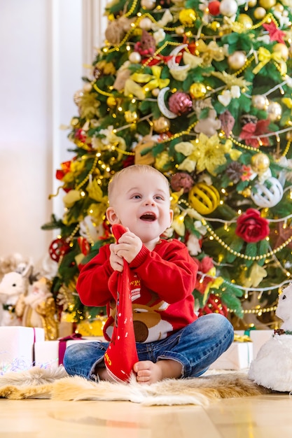 Kinderen in de buurt van de kerstboom. Selectieve aandacht.