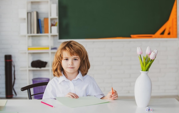 Kinderen in de klas op schoolonderwijs en leren voor kind