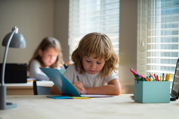 Kinderen in de klas terug naar school kennisdag schooldagen