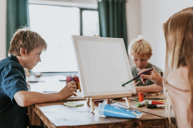 Kinderen in de kunstles, thuisonderwijs in het nieuwe normaal