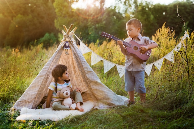 Kinderen in de lodge op de natuur