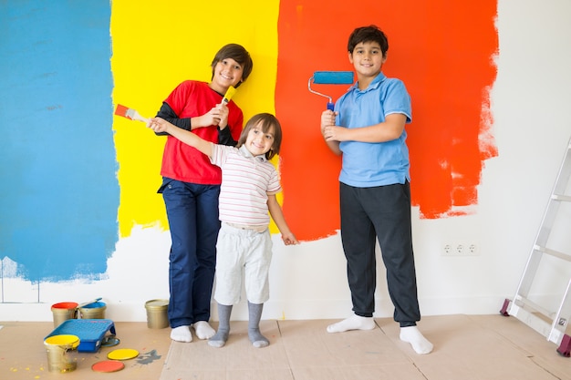 Kinderen in de schilderkamer op de muur