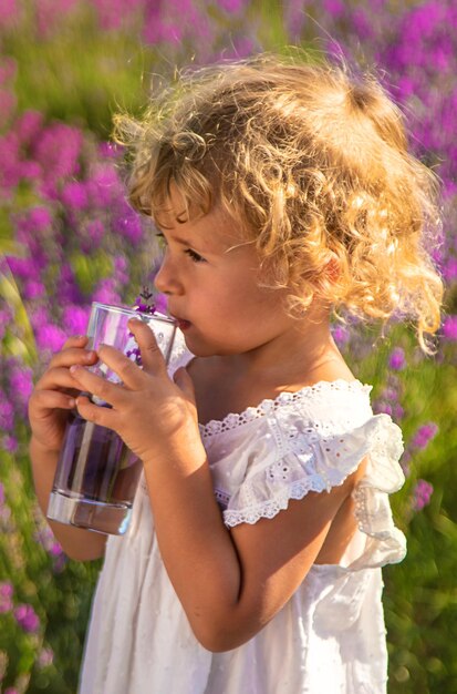 Kinderen in een lavendelveld drinken limonade Selectieve focus Natuur