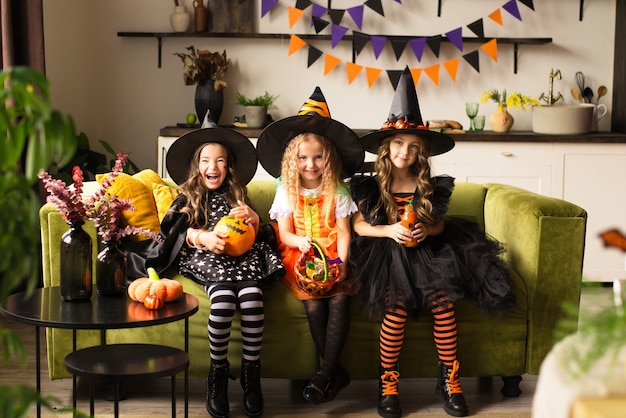 Kinderen in halloweenkostuums met pompoen voor de gek gehouden op vakantie