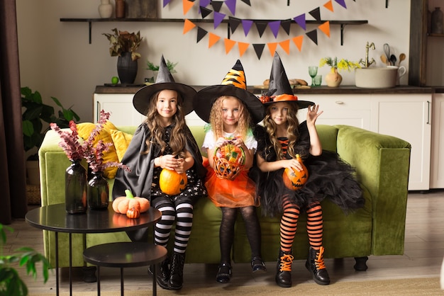 Kinderen in halloweenkostuums met pompoen voor de gek gehouden op vakantie