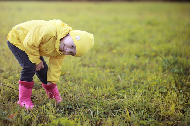 Kinderen in het dorp lopen door het herfstbos en verzamelen paddenstoelen. kinderen in de natuur wandelen in de natuur. landelijke wandeling in de herfst.