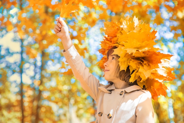 Kinderen in het park met herfstbladeren. Selectieve aandacht.