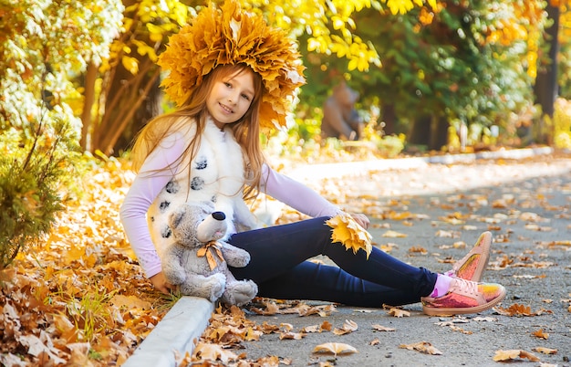 Kinderen in het park met herfstbladeren. selectieve aandacht.