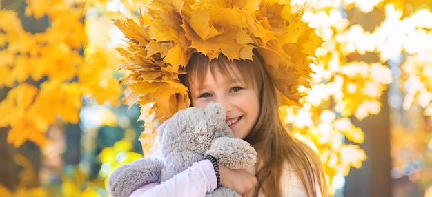 Kinderen in het park met herfstbladeren selectieve focus