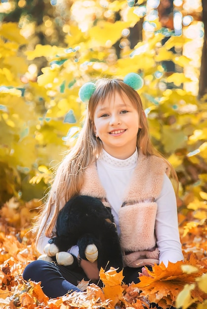 Kinderen in het park met herfstbladeren selectieve focus