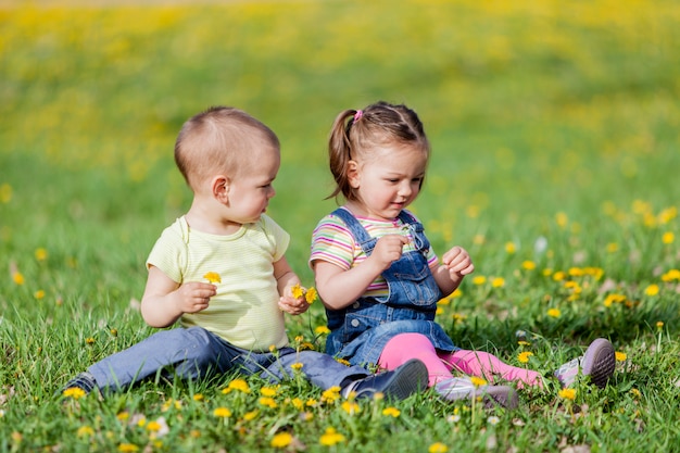 Kinderen in het voorjaar veld