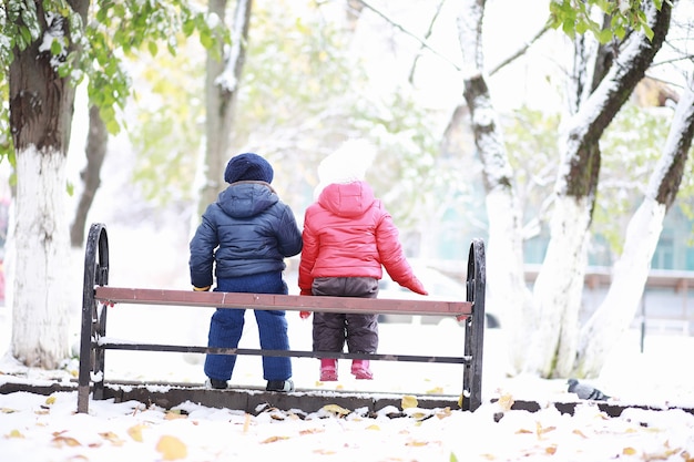 Kinderen in het winterpark spelen met sneeuw