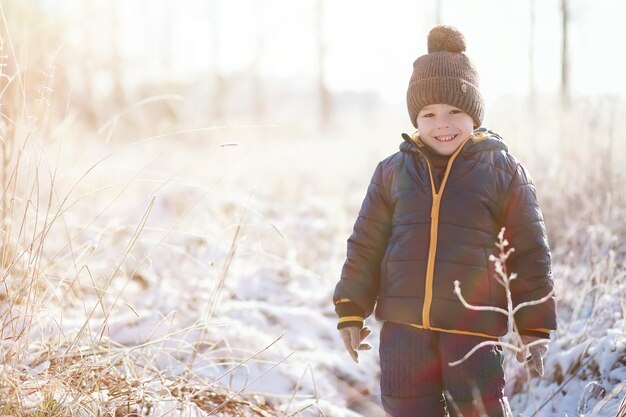 Kinderen in het winterpark spelen met sneeuw