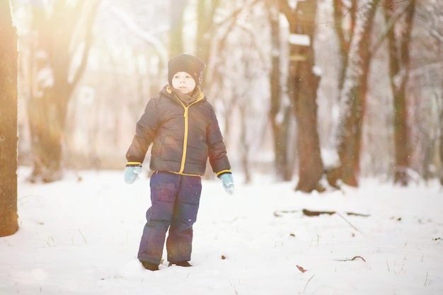 Kinderen in het winterpark spelen