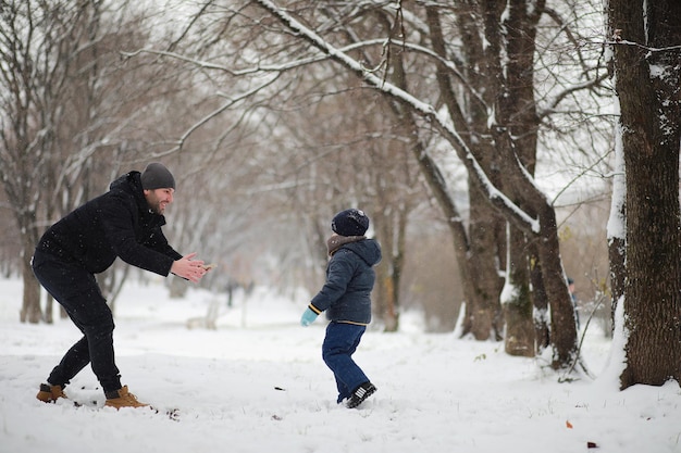Kinderen in het winterpark spelen