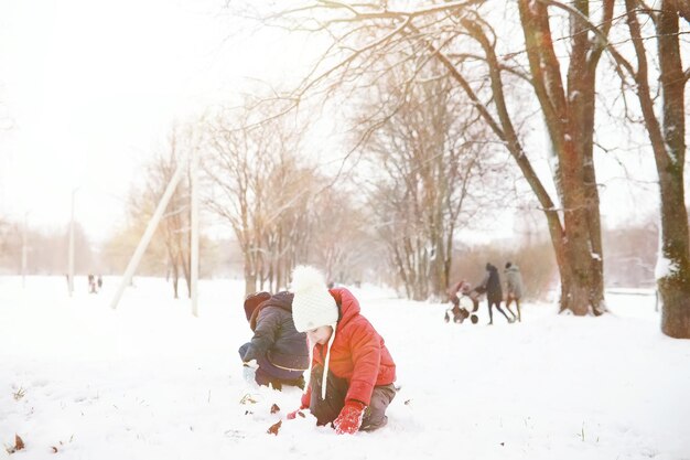 Kinderen in het winterpark spelen