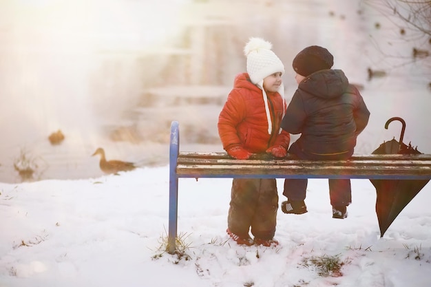 Kinderen in het winterpark spelen