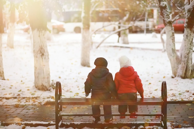 Kinderen in het winterpark spelen