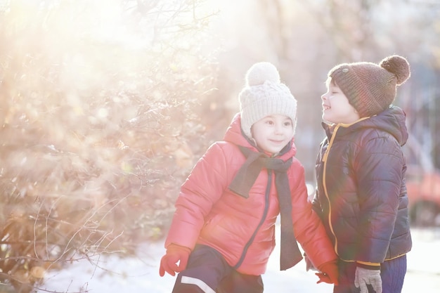 Kinderen in het winterpark spelen