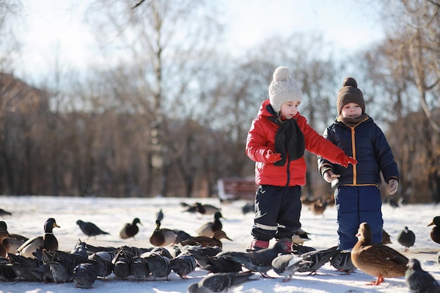 Kinderen in het winterpark spelen