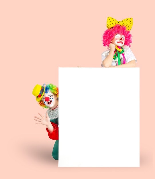 Kinderen in kleurrijke clownsoutfits