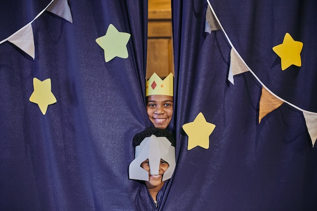 Kinderen in kostuums die acteren tijdens een voorstelling