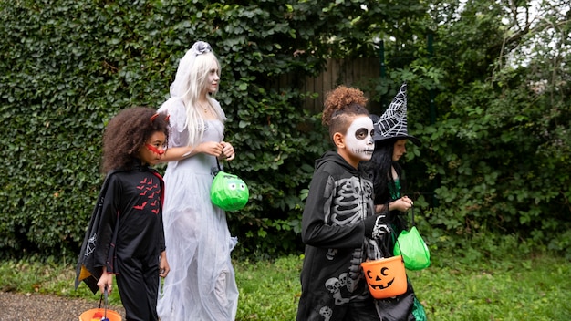 Foto kinderen in kostuums gaan trick or treat