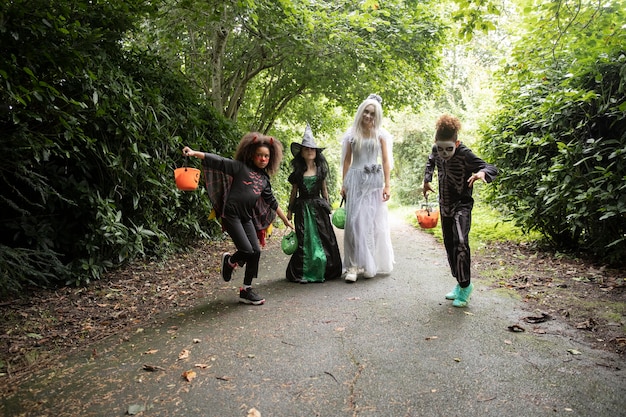 Foto kinderen in kostuums gaan trick or treat